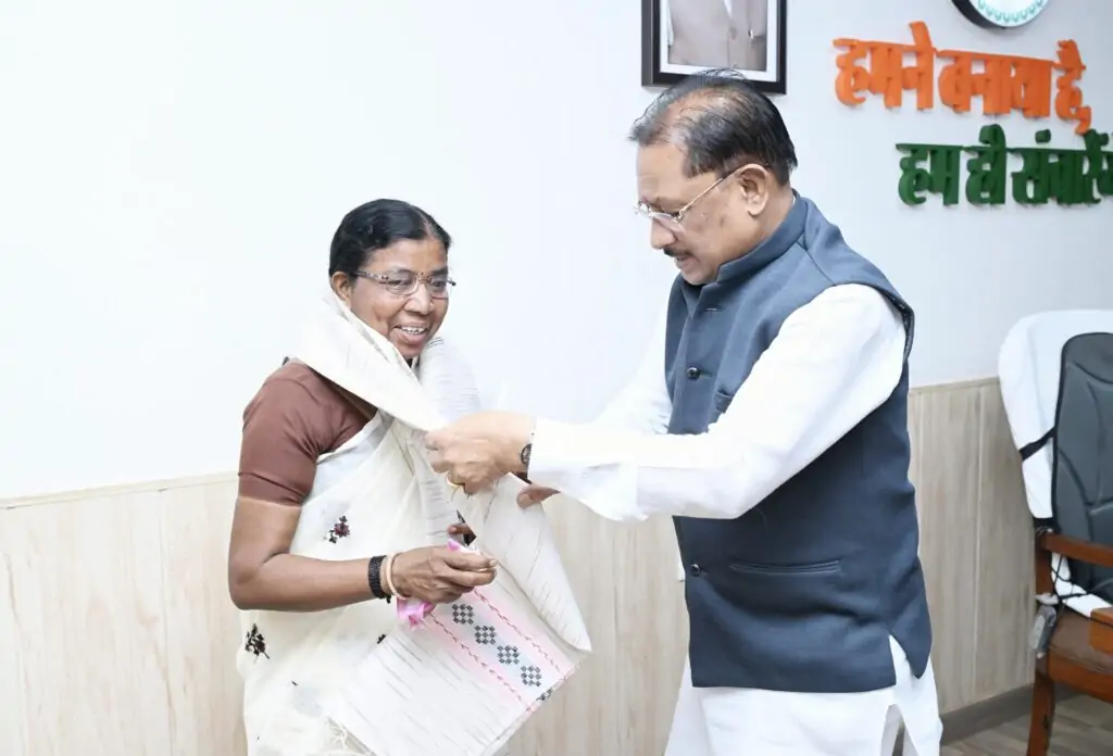 मुख्यमंत्री विष्णु देव साय से पद्मश्री डॉ. बुधरी ताती ने की सौजन्य मुलाकात