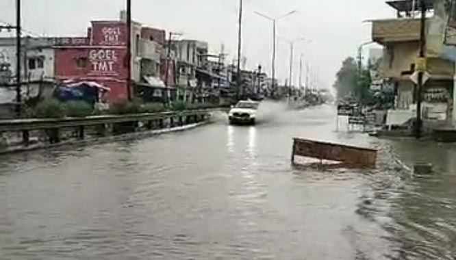 बारिश से चारामा राष्ट्रीय राजमार्ग 30 पर हुआ जलभराव 