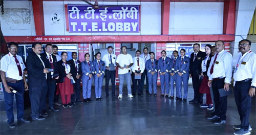 बिलासपुर मंडल की बेहतरीन पहल : सभी महिला सहित 140 टिकट चेकिंग कर्मचारियों को उपलब्ध कराये गए बॉडी वॉर्न कैमरे