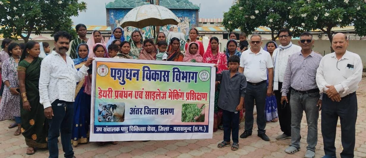 महासमुंद की महिलाओं ने धमतरी के गौधाम में सीखे आधुनिक डेयरी के गुर