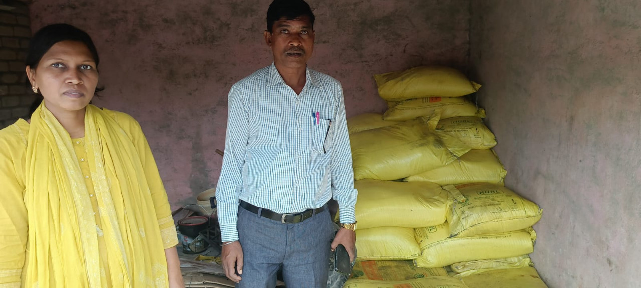 बिना लाइसेंस खाद बेचने पर 141 बोरी उर्वरक जब्त, जांच के बाद होगी एफआईआर