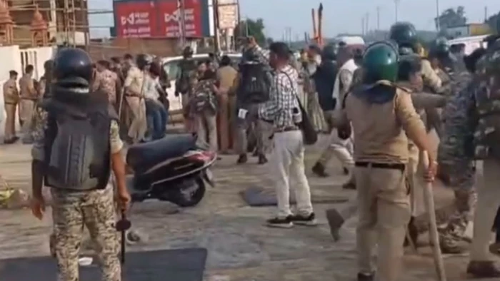 प्रदर्शनकारियों को रोकती पुलिस। वीडियोग्रेब