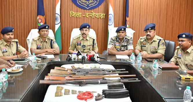 दंतेवाड़ा में नक्सली डंप से 116 ग्राम सोना, 2 लाख नकद, हथियार व विस्फोटक बरामद
