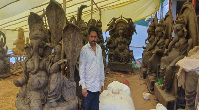 प्रधानमंत्री के मन की बात से प्रेरित मूर्तिकार मिट्टी से गढ़ रहे गणेश व दुर्गा प्रतिमाएं