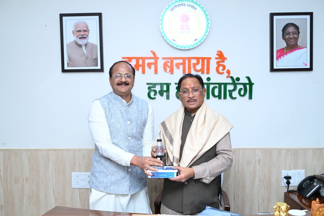 हज कमेटी अध्यक्ष ने मुख्यमंत्री को पेश किया ज़म ज़म और खज़ूरें  