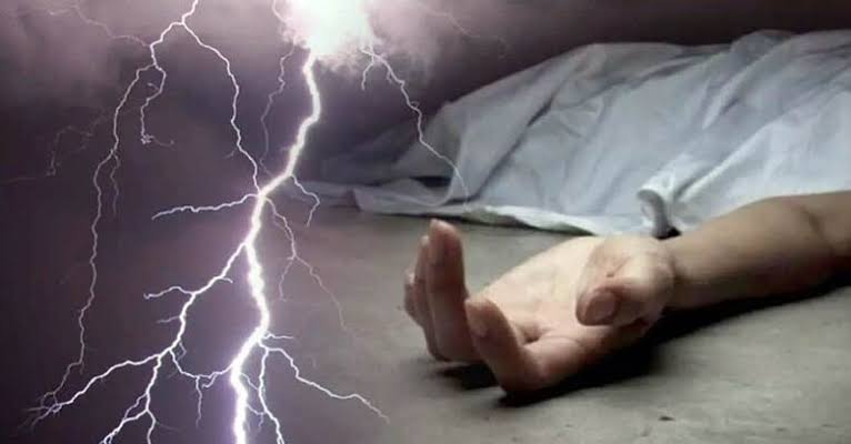 नागम बांसपारा गांव में पेड़ के नीचे खड़े 4 बच्चों पर गिरी बिजली, 2 की मौत