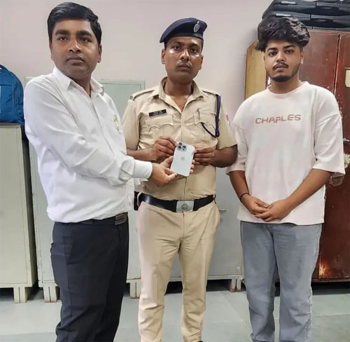 खोया हुआ आईफोन लौटाकर रेलवे ने जीता यात्री का विश्वास