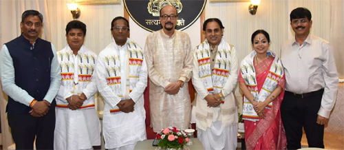 राज्यपाल से मिले असम के शास्त्रीय नृत्य कलाकार, डेका ने किया राजकीय गमछा व स्मृति चिन्ह भेंटकर सम्मानित