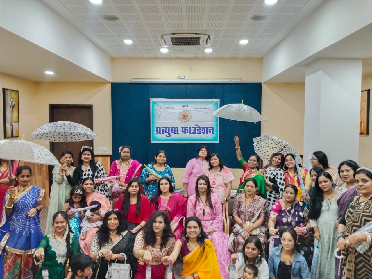 रिमझिम रिमझिम बारिश में  वेलकम मानसून का..प्रत्युषा फाउंडेशन के आयोजन में थिरकीं महिलाएं