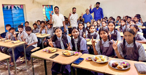 500 विद्यालयों में पोषण, पर्यावरण और सहभागिता का संगम, बैगलेस डे पर सूरजपुर की अनूठी पहल