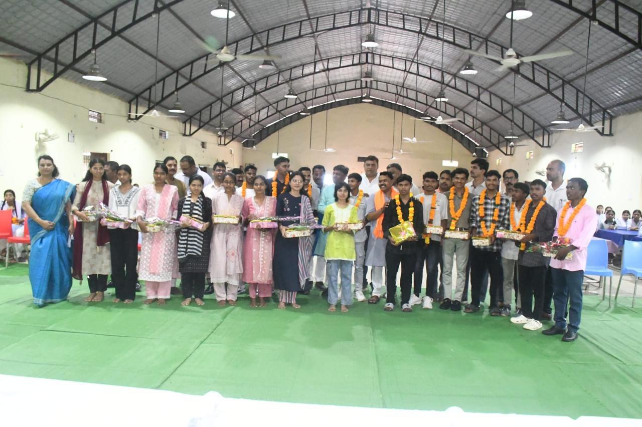 छू लो आसमान के सफल विद्यार्थियों का वन मंत्री केदार कश्यप ने किया सम्मान
