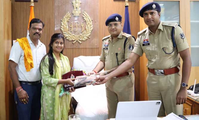सुकमा एसपी ने एमएससी में 90.50 प्रतिशत अंक लाने वाली मुस्कान का किया सम्मान
