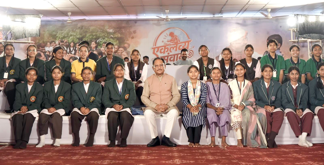 मुख्यमंत्री साय ने एकलव्य के विद्यार्थियों का बढ़ाया उत्साह, बोले - एकलव्य की तरह लक्ष्य साधिए, सफलता निश्चित मिलेगी