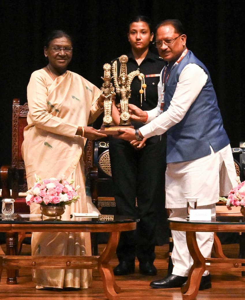 राष्ट्रपति भवन के विशेष अतिथि बने बस्तर के मांझी-चालकी, बस्तर पंडुम-2026 के विजेताओं और जनजातीय प्रतिनिधियों का हुआ विशेष सम्मान