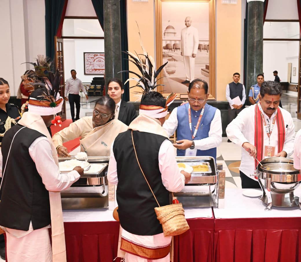 राष्ट्रपति भवन के विशेष अतिथि बने बस्तर के मांझी-चालकी, बस्तर पंडुम-2026 के विजेताओं और जनजातीय प्रतिनिधियों का हुआ विशेष सम्मान