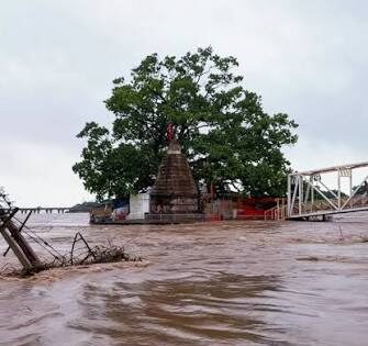 वर्षों बाद डूबा कुलेश्वर महादेव मंदिर, गरियाबंद-रायपुर मार्ग ठप