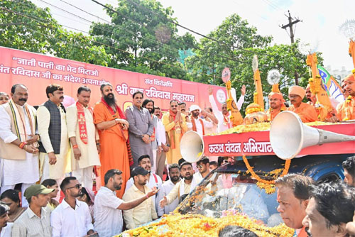 वाराणसी से लाए गए पवित्र माटी युक्त कलश श्रीराम मंदिर पहुँचे, साधु-संतों की उपस्थिति में हुई विशेष पूजा-अर्चना व कलश स्थापना