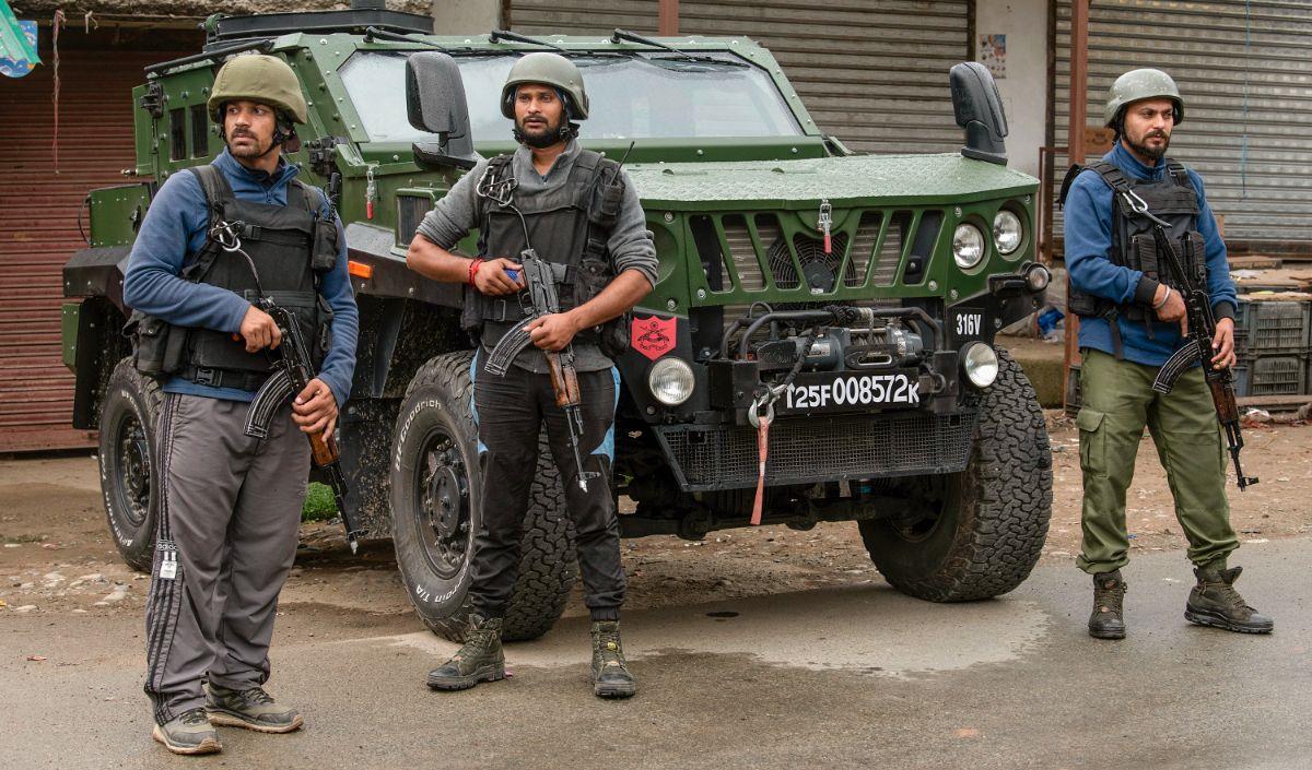 फाइल फोटो-- घटना के बाद सुरक्षा जवानों की घेरेबंदी