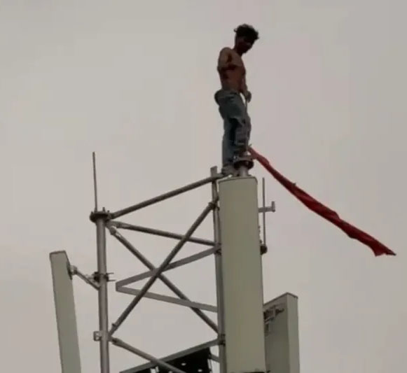 सुबह अंडा नहीं मिला तो शिवशंकर चढ़ गया मोबाइल टावर पर