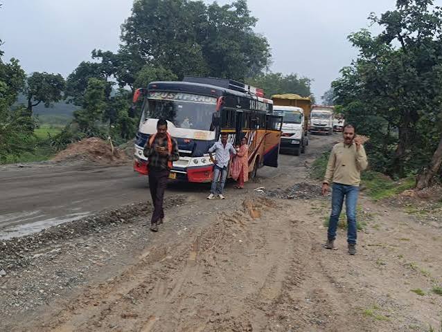 पुल क्षतिग्रस्त होने के कारण यातायात के लिए वैकल्पिक मार्ग निर्धारित