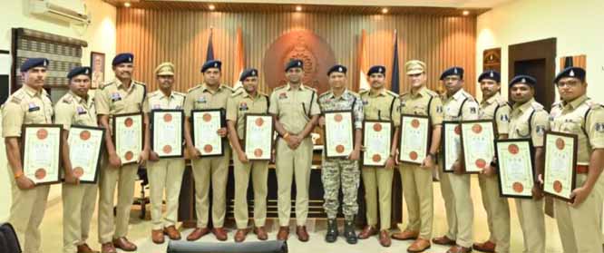 नक्सल मोर्चे पर उत्कृष्ट सेवा के लिए दंतेवाड़ा के 14 पुलिस अधिकारी सम्मानित