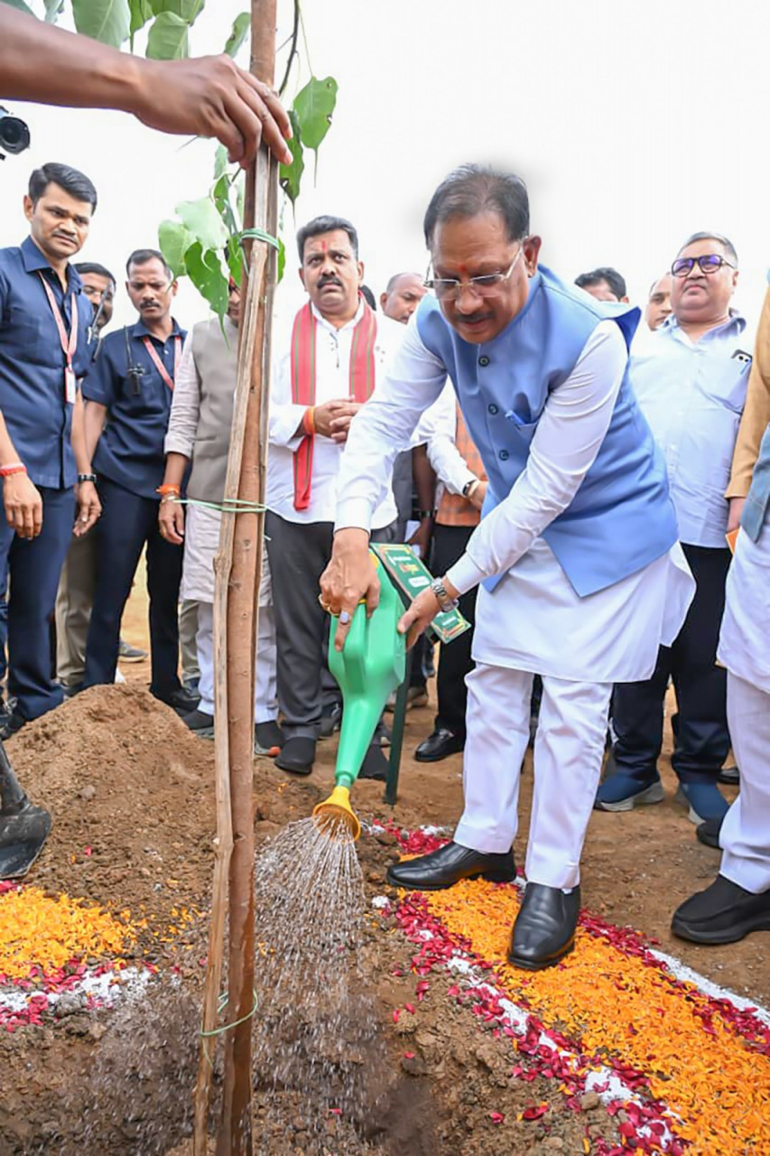 मुख्यमंत्री  विष्णुदेव साय ने अपनी माँ के नाम पर लगाया पीपल का पौधा, वन महोत्सव-2026 का हुआ शुभारंभ