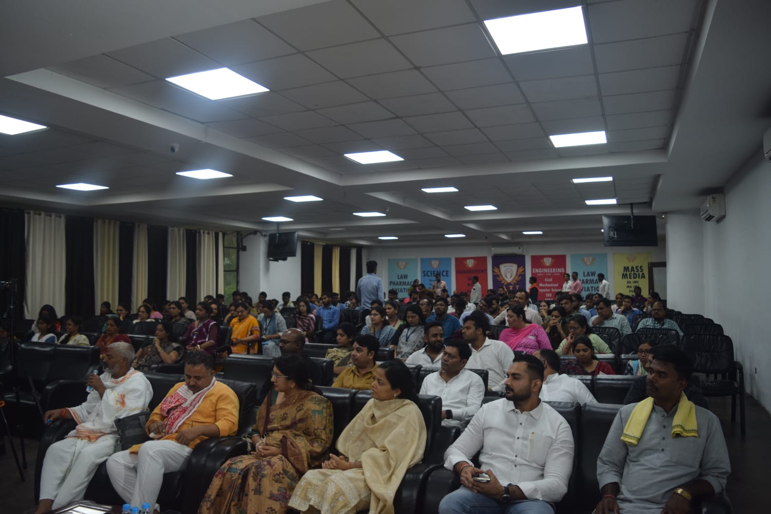 बाजार के निर्माण में संस्कृति और नैरेटिव की भी महत्वपूर्ण भूमिका 