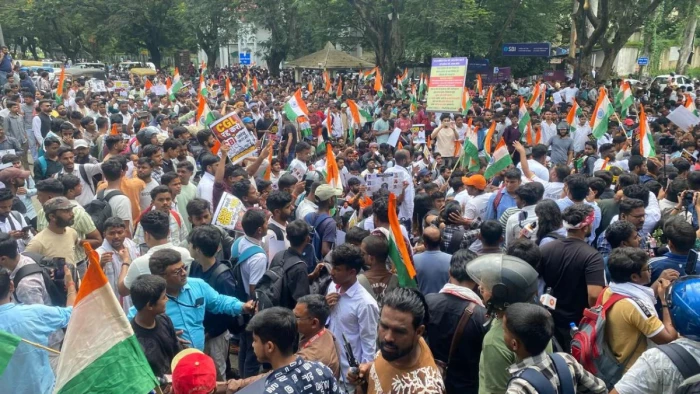 झारखंड में छात्रों पर लाठीचार्ज व आंसू गैस के गोले दागे,बैरिकेडिंग तोडऩे की कोशिश