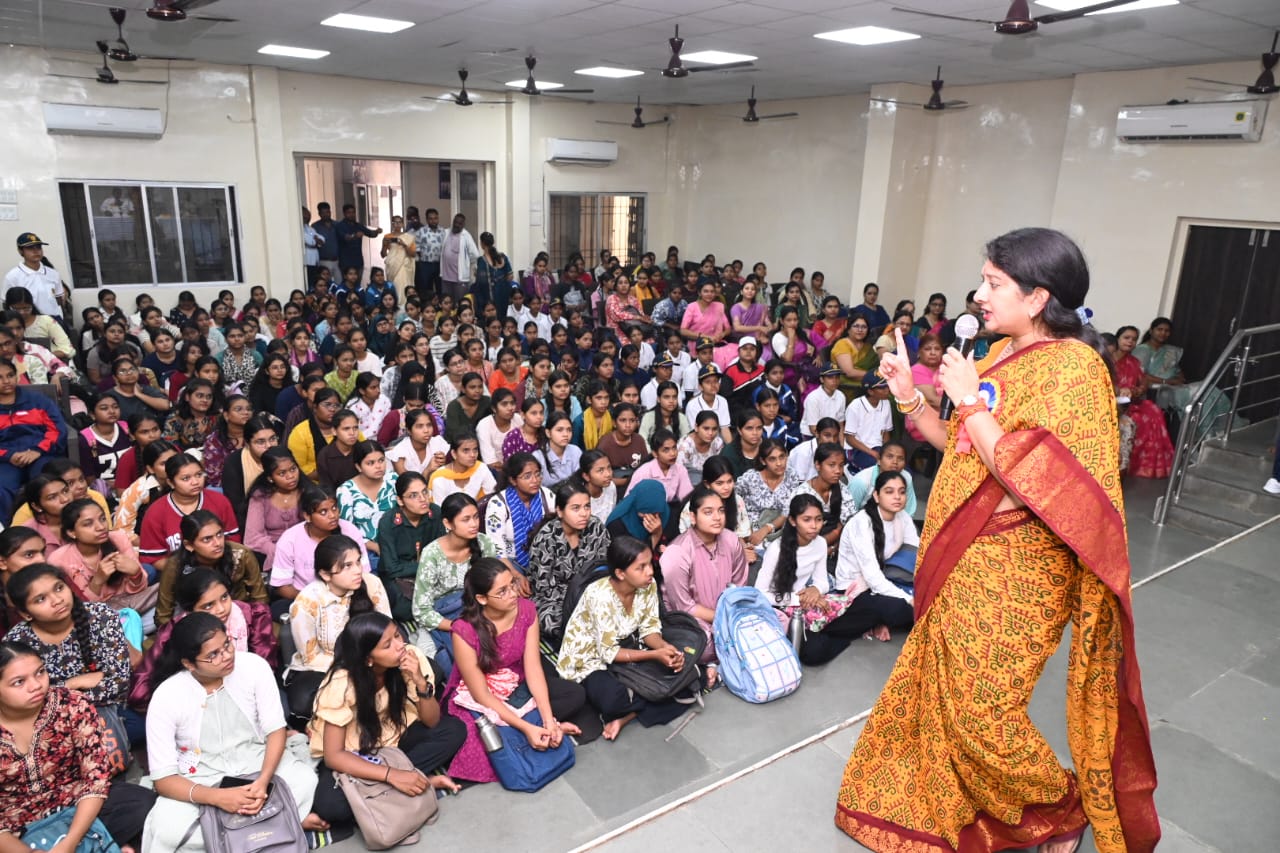 सकारात्मक सोंच लेकर आगे बढ़ें और चुनौतियों का साहस से सामना करें-डॉ. वर्णिका शर्मा