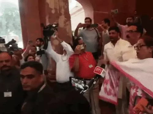 संसद में एनडीए-कांग्रेस सांसदों का प्रदर्शन, आमने-सामने आए