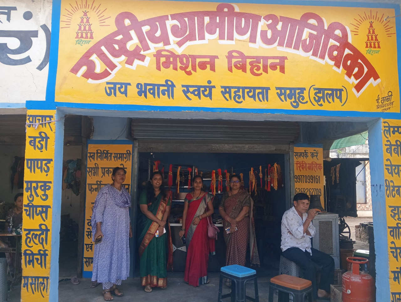 सीईओ अनुपमा ने झलप में पीएम सूर्य घर योजना और बिहान समूह की आजीविका गतिविधियों का किया निरीक्षण