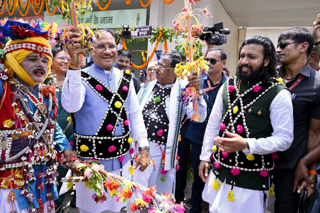 हरेली तिहार पर मुख्यमंत्री निवास में साकार हुई छत्तीसगढ़ की लोक संस्कृति, कृषि परंपरा और ग्रामीण जीवन की जीवंत झांकी
