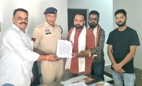 फेसबुक में देवी-देवताओं के खिलाफ आपत्तिजनक टिप्पणी, दोषी के खिलाफ शिकायत 
