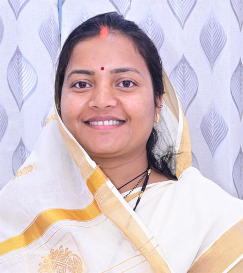 बिश्रामपुर में दिल्ली जाने वाली ट्रेन के ठहराव के लिए मंत्री राजवाड़े ने रेलवे अधिकारियों से की चर्चा