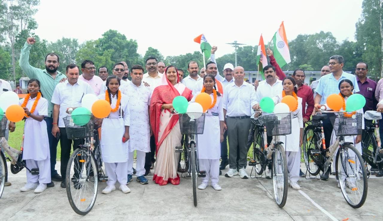 मंत्री राजवाड़े ने सरस्वती साइकिल योजना के तहत छात्राओं को बांटी साइकिलें