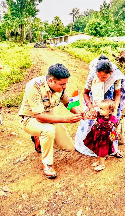 कभी नक्सलियों का गढ़ रहा चिंतागुफा अब बदल रहा तस्वीर, निवा दुवाड़ ते से ग्रामीणों के द्वार पहुंची सुकमा पुलिस