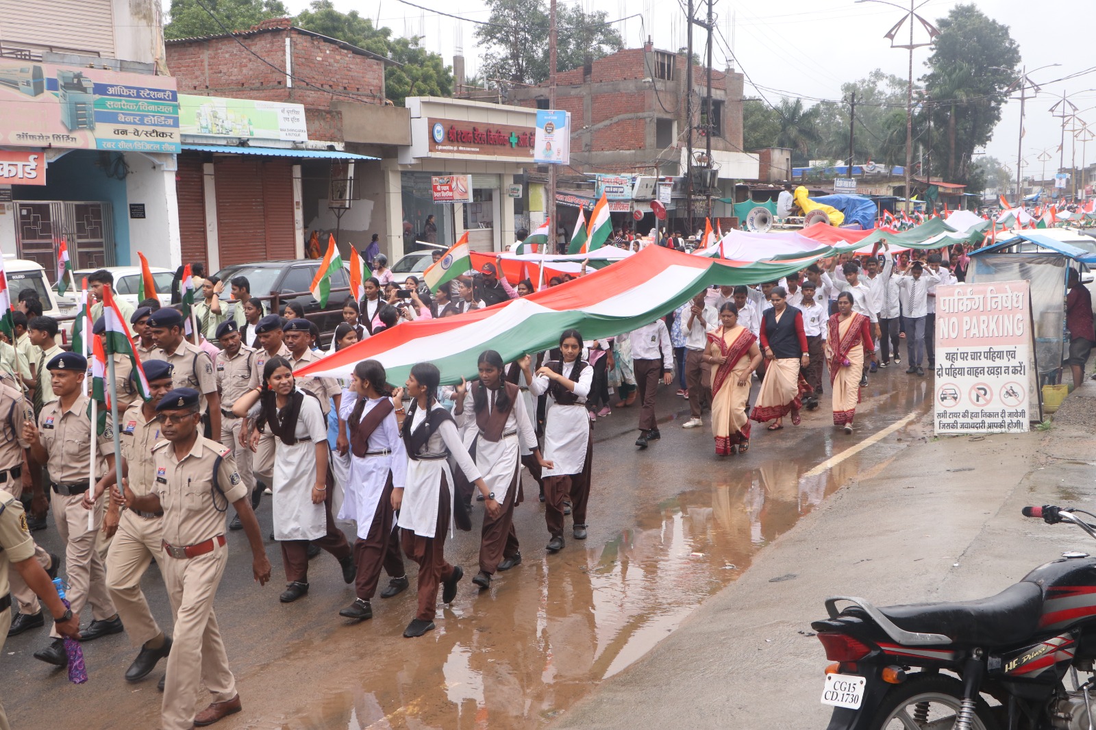 भारी बारिश के बीच 500 मीटर लंबे तिरंगे के साथ निकली भव्य तिरंगा यात्रा, मंत्री राजवाड़े हुईं शामिल
