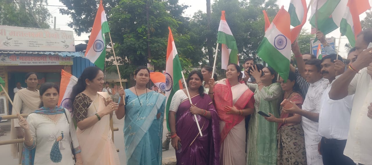 भारी बारिश के बीच 500 मीटर लंबे तिरंगे के साथ निकली भव्य तिरंगा यात्रा, मंत्री राजवाड़े हुईं शामिल