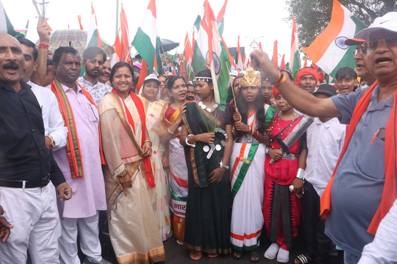 भारी बारिश के बीच 500 मीटर लंबे तिरंगे के साथ निकली भव्य तिरंगा यात्रा, मंत्री राजवाड़े हुईं शामिल