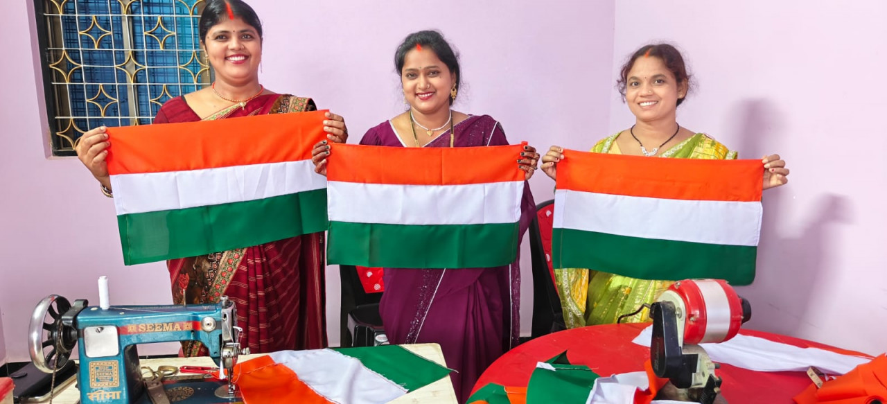 हर घर तिरंगा अभियान में महिलाओं की भागीदारी, स्व-सहायता समूह की महिलाओं ने तैयार किए 10 हजार तिरंगे, डेढ़ लाख की आय
