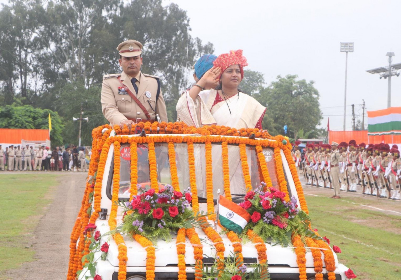 मंत्री राजवाड़े ने ध्वजारोहण कर ली परेड की सलामी, शहीद जवानों के परिजनों एवं उत्कृष्ट कार्य करने वाले अधिकारी-कर्मचारियों का किया सम्मान