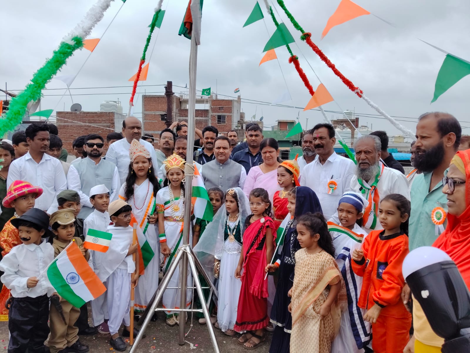 डाॅ.सलीम राज ने कार्यालय, छ.ग.राज्य वक्फ बोर्ड व अन्य वक्फ संस्थानों पर किया ध्वजारोहण