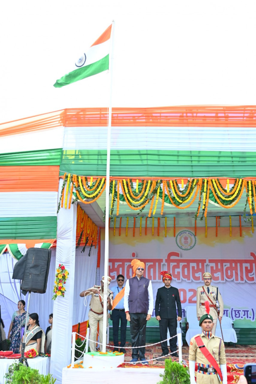 सांसद बृजमोहन अग्रवाल ने बालौदाबाजार मे किया ध्वजारोहण. स्वतंत्रता संग्राम सेनानी एवं शहीदों के परिजनों क़ा किया गया सम्मान