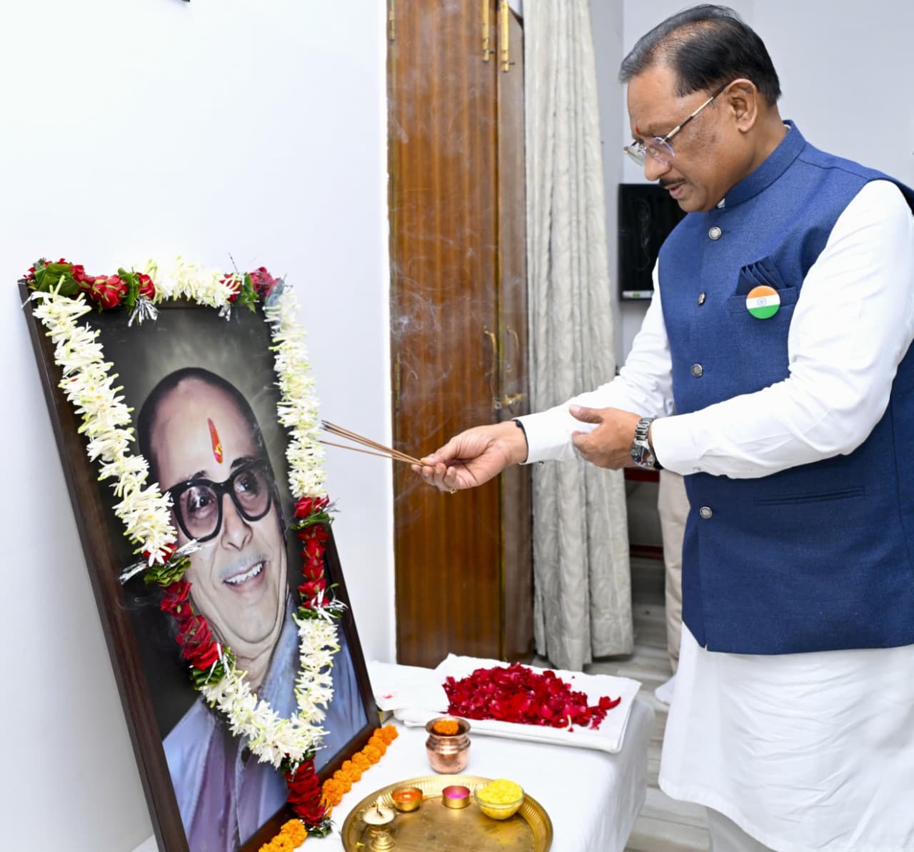 मुख्यमंत्री  विष्णु देव साय ने स्वर्गीय  कुशाभाऊ ठाकरे की जयंती पर उन्हें किया नमन