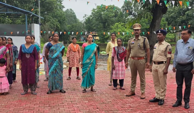 बंदूक से तिरंगे तक का सफर, 27 आत्मसमर्पित नक्सली जवानों के साथ स्वतंत्रता दिवस मनाया