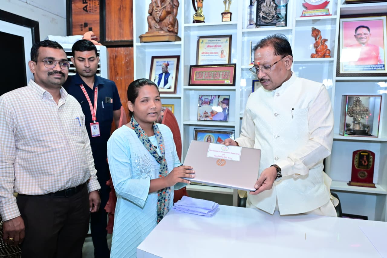 दृष्टिबाधा नहीं बनी बाधा, जयमंती के सपनों को मिली डिजिटल उड़ान, मुख्यमंत्री ने भेंट किया लैपटॉप