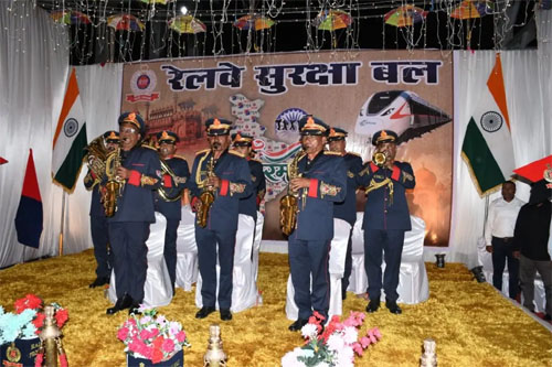 वंदे मातरम् की 150वीं वर्षगांठ पर बिलासपुर रेलवे स्टेशन में आरपीएफ बैंड की शानदार प्रस्तुति