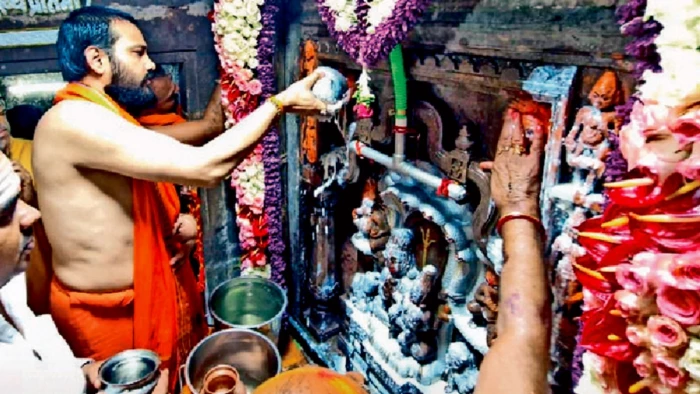 नागचंद्रेश्वर मंदिर के दर्शन के लिए उमड़ी भीड़,भगदड़़ जैसे हालात