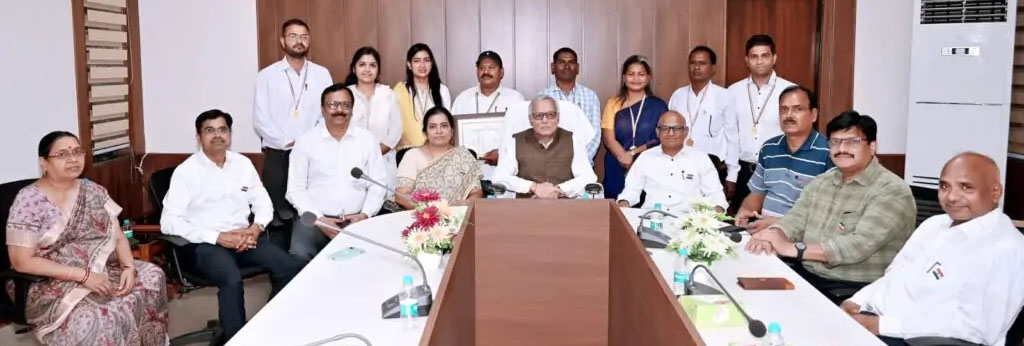 उत्कृष्ट कार्यों के लिए ट्रांसमिशन कंपनी के आठ अधिकारी-कर्मचारी सम्मानित, प्रबंध निदेशक शुक्ला ने प्रदान किया प्रशस्ति पत्र