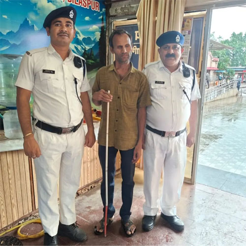 वाणिज्य विभाग की स्पेशल टीम ने बिलासपुर स्टेशन पर बिछड़े दृष्टिबाधित यात्री को सुरक्षित परिजनों से मिलाया
